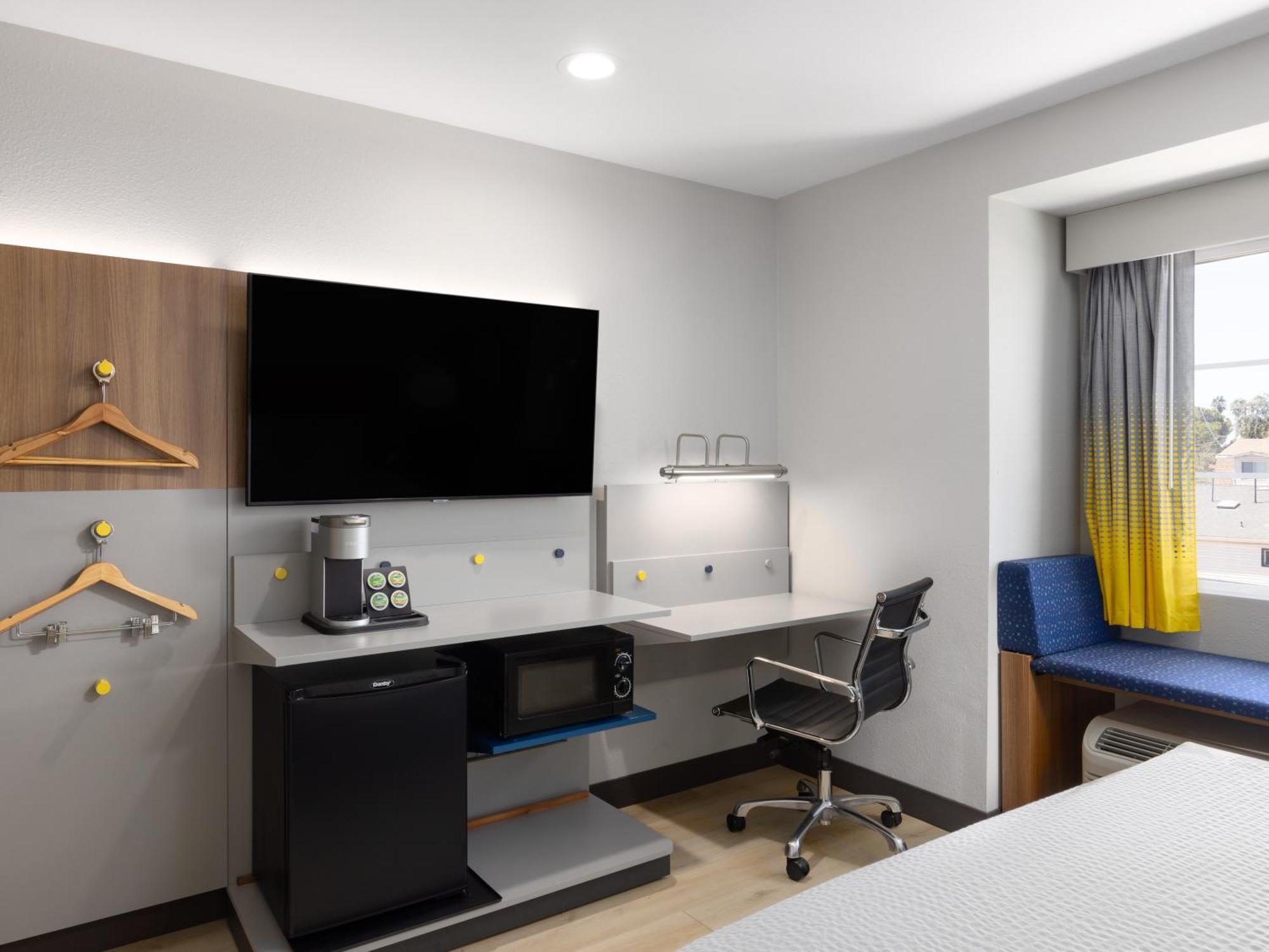 Microtel Inn & Suites By Wyndham Трейси Екстериор снимка