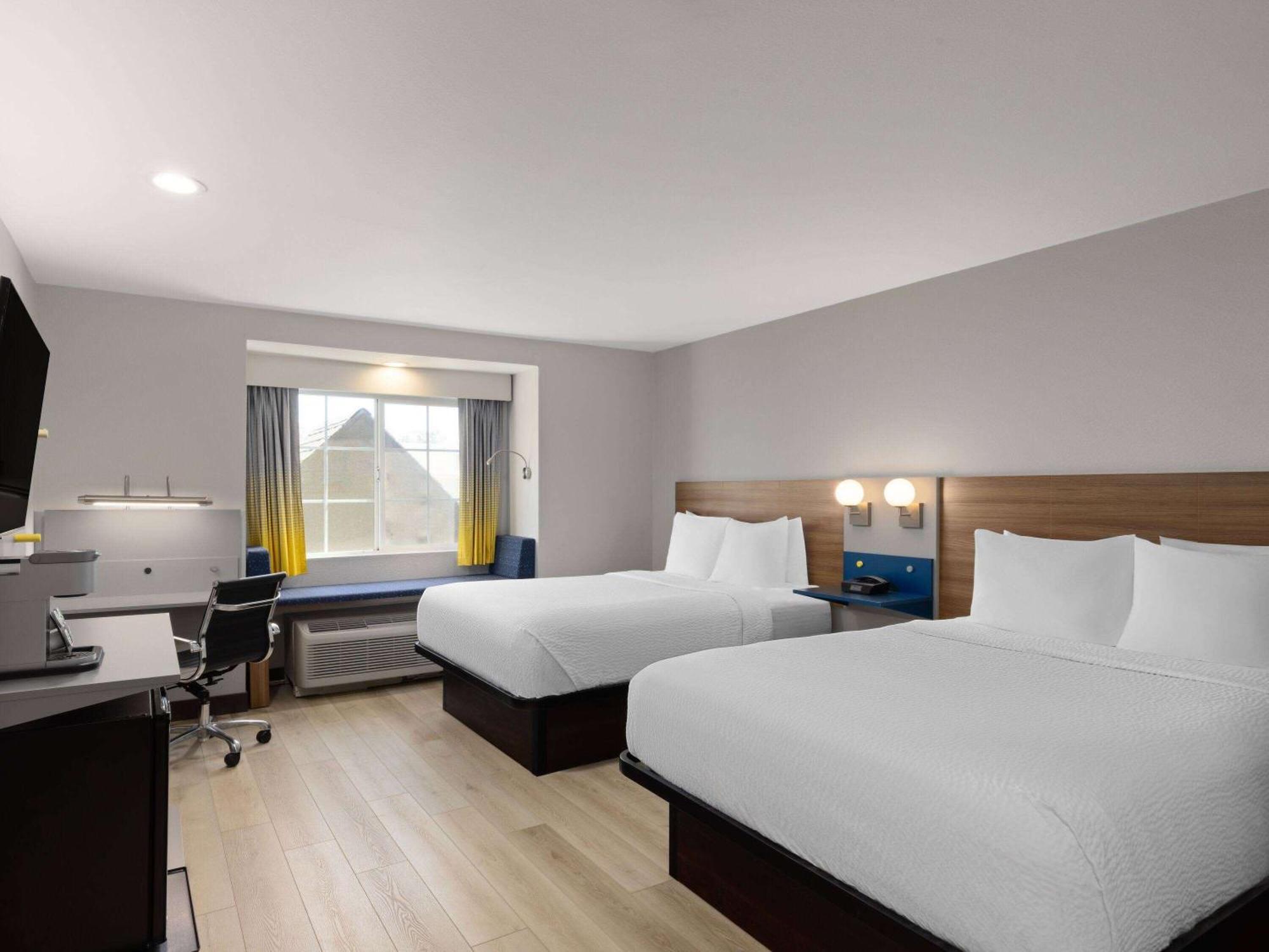 Microtel Inn & Suites By Wyndham Трейси Екстериор снимка
