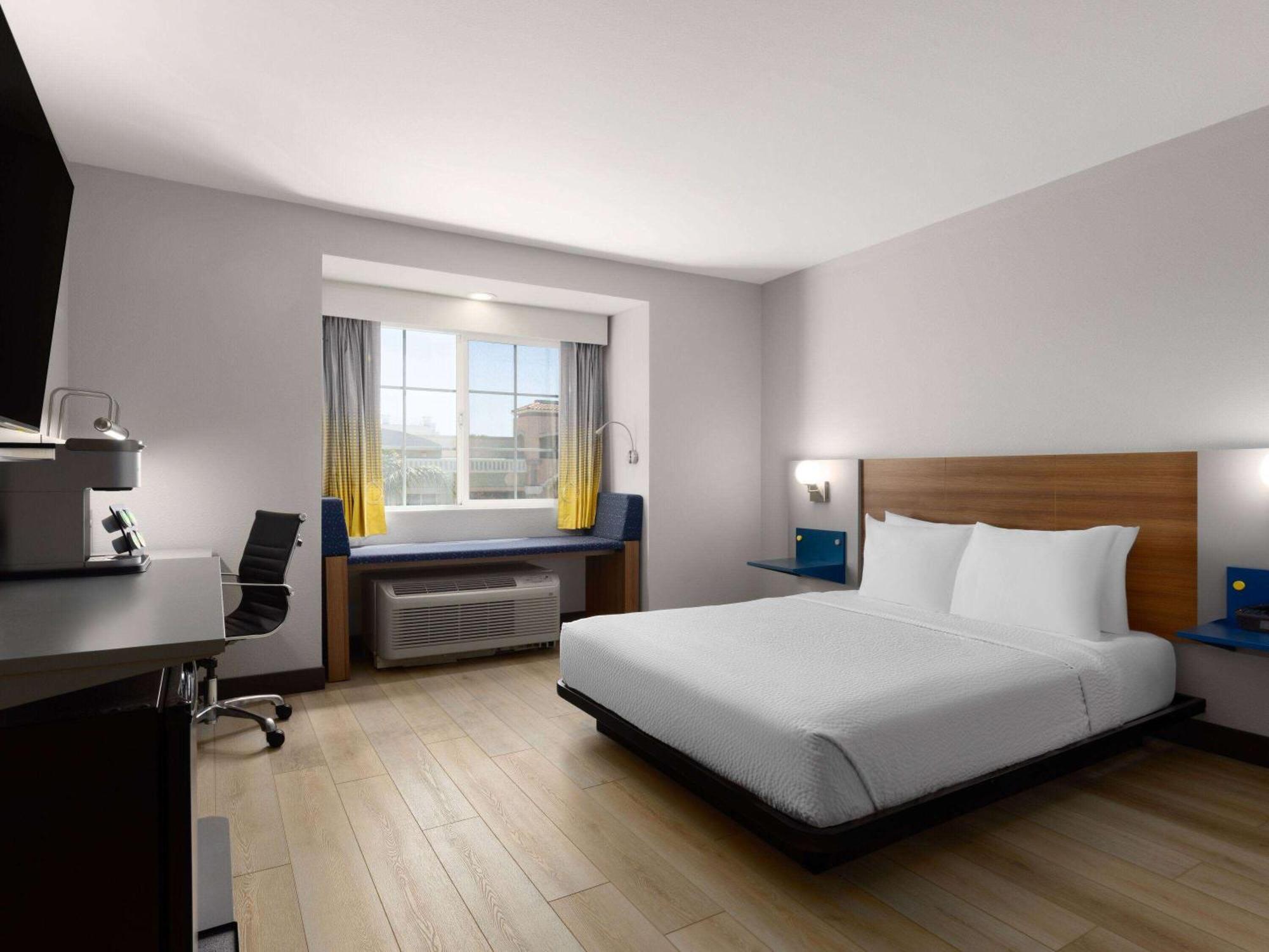 Microtel Inn & Suites By Wyndham Трейси Екстериор снимка
